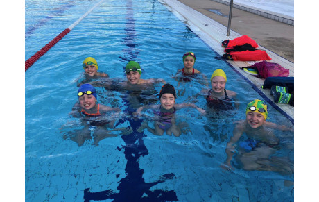 L'école de natation dans le bassin extérieur